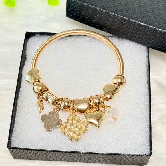 Gold Clover Charm Bracelet with Hearts - Picture 10 of 12
